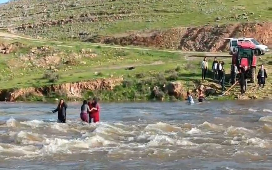 Urfa'da 4'ü çocuk 5 kişi dereye kapıldı