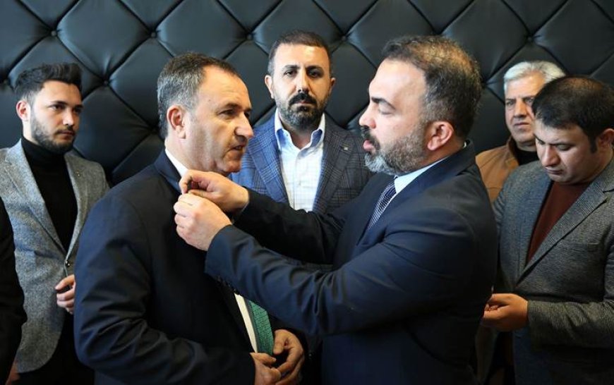 CHP Bitlis Belediye Başkan Adayı Soyugüzel istifa edip AK Parti'ye katıldı