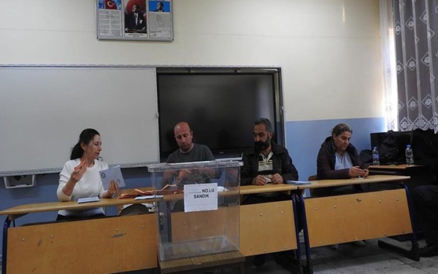 Erzincan'da iki kadın adayın oyları eşit çıkınca muhtar kura ile belirlendi