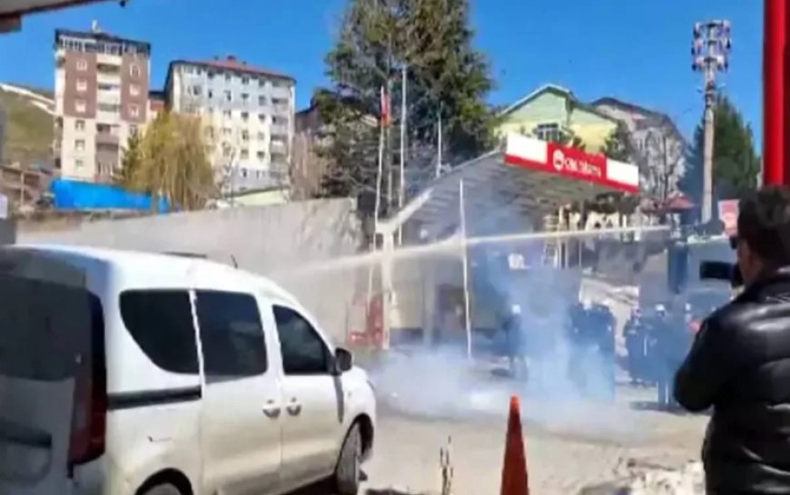 Video - Bitlis’te seçim sonuçlarına itiraz eden DEM Partililere polis müdahalesi!