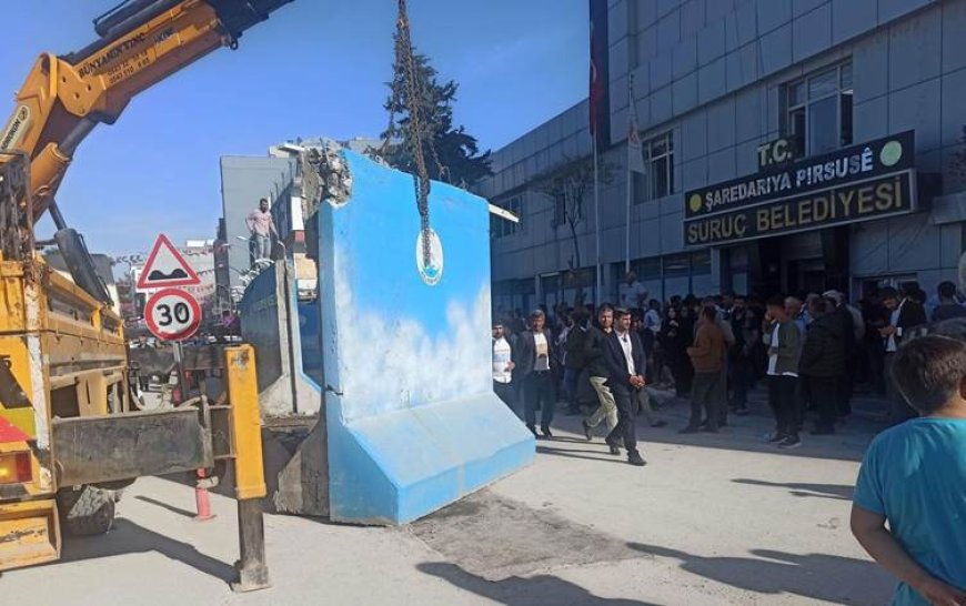 Urfa - Suruç Belediyesi’nin önündeki beton bloklar kaldırıldı