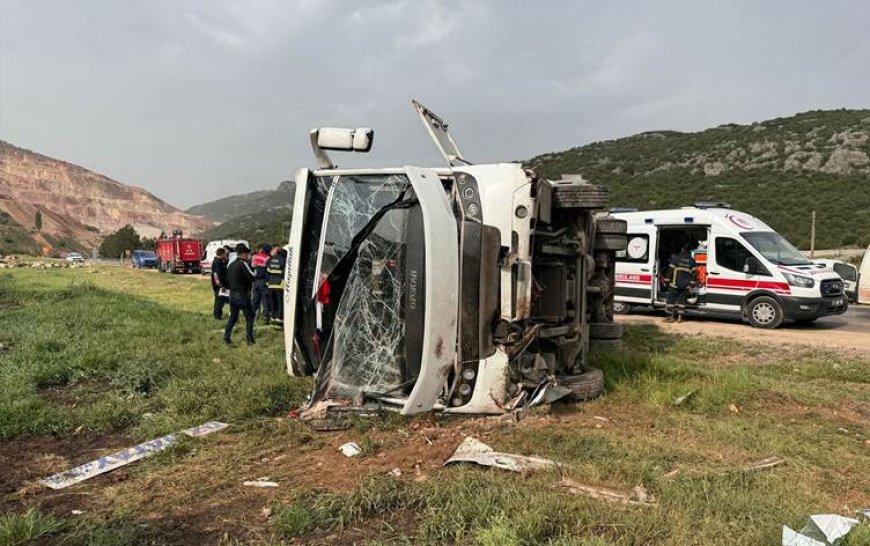 Antep'te yolcu midibüsü devrildi: Ölü ve yaralılar var