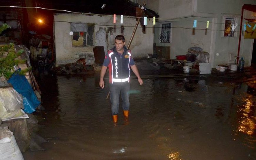 Kars’ta sağanak su baskınlarına neden oldu