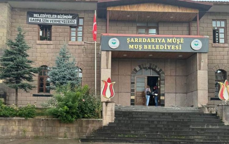 Muş Belediyesi’ne Kürtçe tabela asıldı