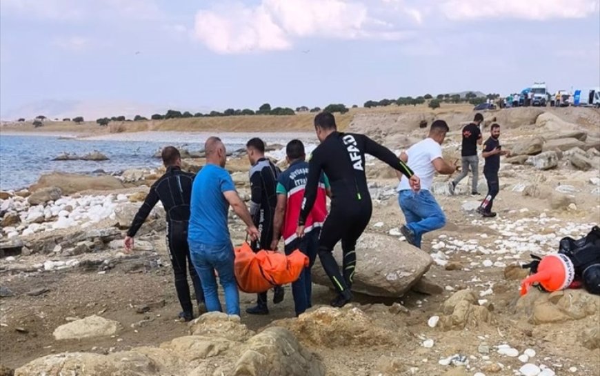 Van Gölünde kaybolan 3 kişiden 2'sinin cenazesine ulaşıldı