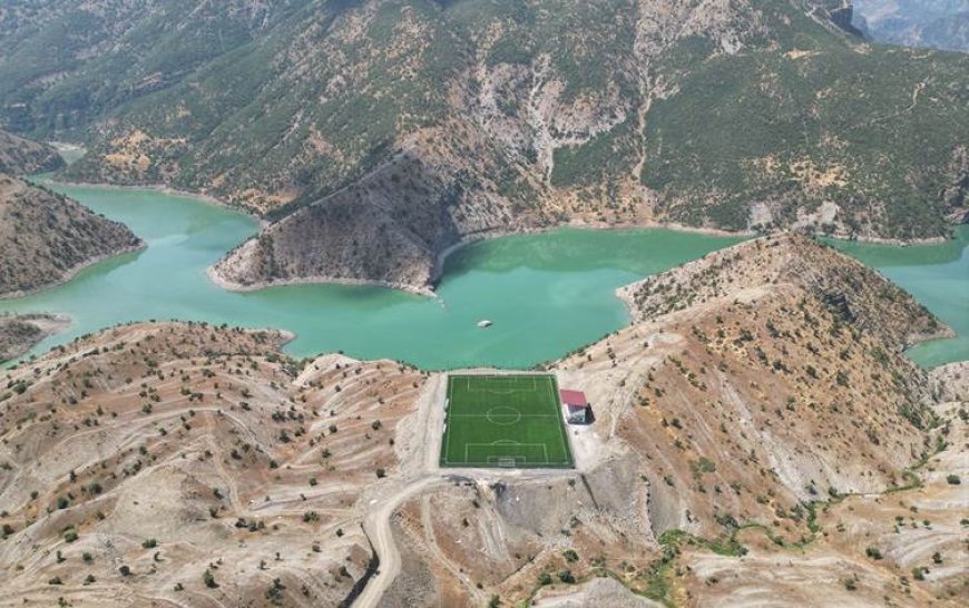 ŞIırnak'ta Uluderespor oyuncuları göl manzaralı statta antrenman yapıyor